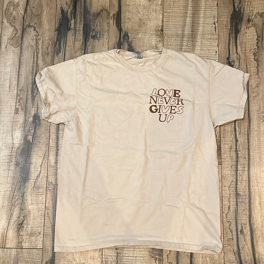 Women’s large graph T-shirt “love never gives up”